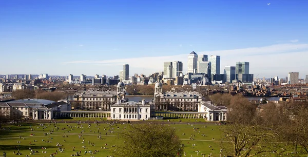 LONDRES, CANARIO WHARF UK - 16 DE MARZO DE 2014: Vista del distrito de negocios de Canary Wharf desde las colinas de Londres —  Fotos de Stock