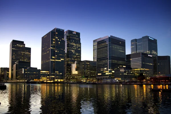 LONDON, CANARY WHARF UK - MARCH 16, 2014: Canary Wharf business district in twilight — Stock Photo, Image