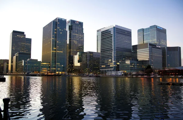 LONDRES, CANARIO WHARF UK - 16 DE MARZO DE 2014: Distrito de negocios de Canary Wharf en el crepúsculo — Foto de Stock