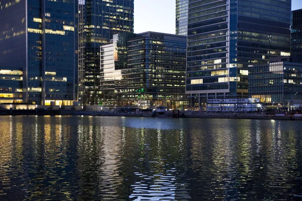 LONDON, CANARY WHARF UK - MARCH 16, 2014: Canary Wharf business district in twilight — Stock Photo, Image