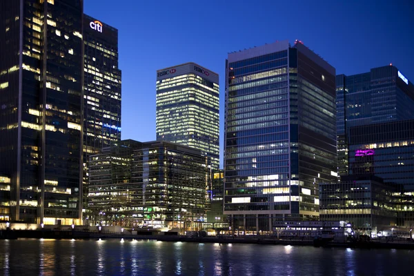 LONDON, CANARY WHARF UK - MARCH 16, 2014: Canary Wharf business district in twilight — Stock Photo, Image