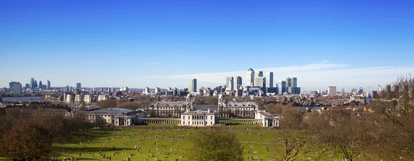 LONDRES, CANARIO WHARF UK - 16 DE MARZO DE 2014: Vista del distrito de negocios de Canary Wharf desde las colinas de Londres — Foto de Stock