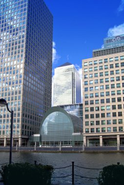 London, İngiltere - 22 Mart 2014 carbot kare, canary wharf, Londra'nın en büyük iş bölgesi Kanada kule üzerinde göster
