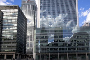 London, İngiltere - canary wharf, Londra'nın en büyük ticaret bölgesinin ana kare üzerinde 22 Mart 2014 cam yansıması modern binalar