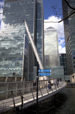 London, İngiltere - canary wharf, 22 Mart 2014 Kanada tower Bridge, cam yansıması modern binalar görüntüleyin