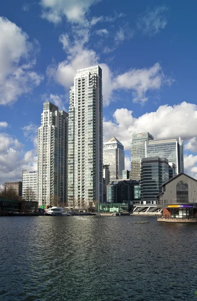 London, Großbritannien - Kanarienvogelsteg, 22. März 2014 Blick auf die Wohnanlage Aria, das höchste Wohnhaus Londons — Stockfoto