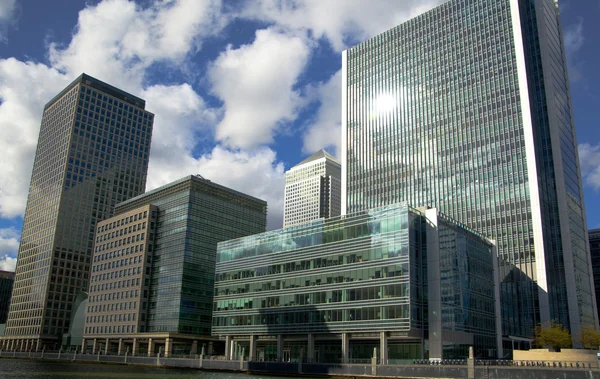 LONDRA, UK - CANARY WHARF, 22 MARZO 2014 Vista sulla torre del Canada dal ponte, riflesso in vetro edifici moderni — Foto Stock