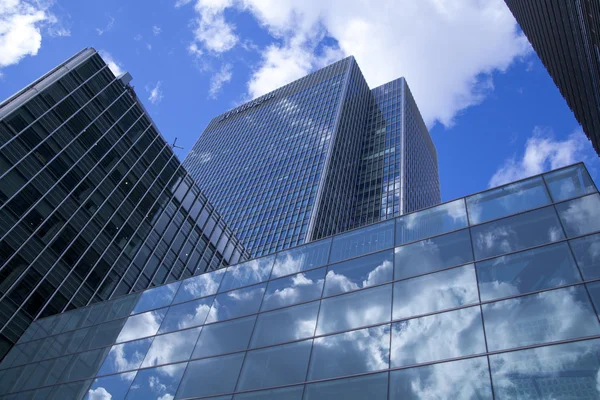 LONDRES, Reino Unido - CANARY WHARF, 22 DE MARÇO DE 2014 reflectem edifícios modernos na praça principal do maior distrito empresarial de Londres — Fotografia de Stock