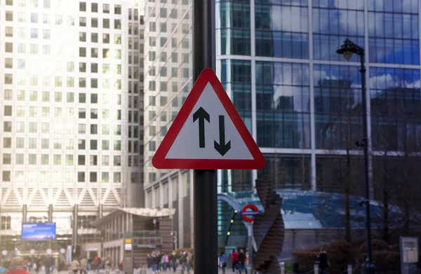 London, UK - Kanarienvogelsteg, 22. März 2014: Zwei-Wege-Verkehrsschild, Zwei-Wege-Busoness-Konzept — Stockfoto