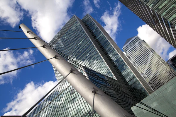 London, Storbritannien - canary wharf, 22 mars 2014 Visa på Kanada tornet från bron, glas reflektion moderna byggnader — Stockfoto