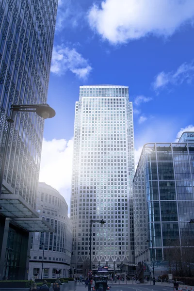 ЛОНДОН, Великобритания - CANARY WHARF, 22 марта 2014 г. Площадь Карбот, крупнейший деловой район Лондона, Вид на Канадскую башню — стоковое фото