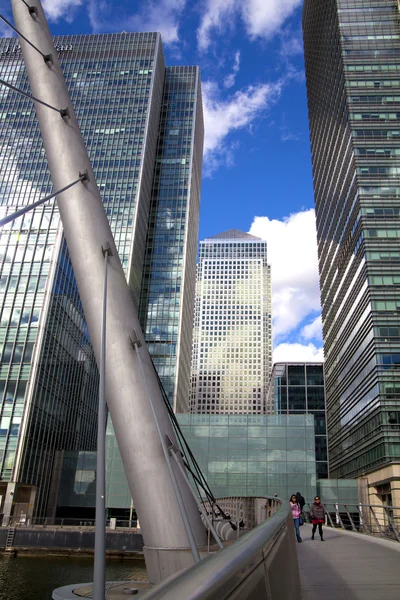 LONDRES, Reino Unido - CANARY WHARF, 22 DE MARZO DE 2014 Vista sobre la torre de Canadá desde el puente, los edificios modernos de reflexión de vidrio — Foto de Stock