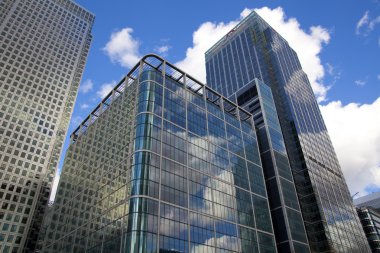London, İngiltere - canary wharf, Londra'nın en büyük ticaret bölgesinin ana kare üzerinde 22 Mart 2014 cam yansıması modern binalar