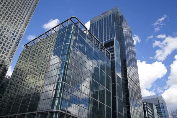 London, İngiltere - canary wharf, Londra'nın en büyük ticaret bölgesinin ana kare üzerinde 22 Mart 2014 cam yansıması modern binalar — Stok fotoğraf