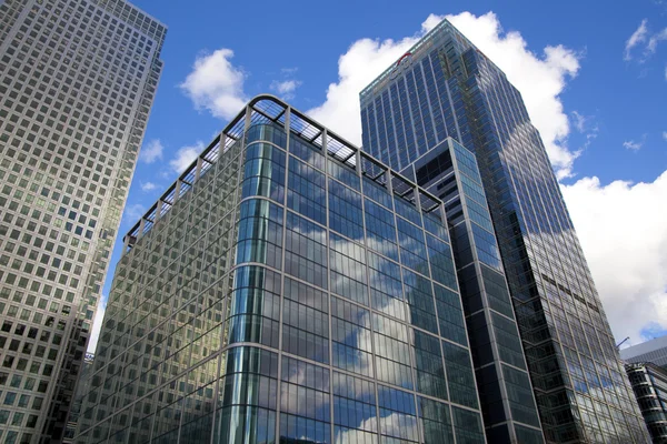 LONDRES, ROYAUME-UNI - CANARY WHARF, 22 MARS 2014 verre reflet bâtiments modernes sur la place principale du plus grand quartier des affaires de Londres — Photo