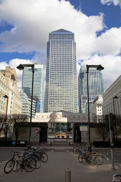 LONDRES, ROYAUME-UNI - QUARTIER CANARY, LE 22 MARS 2014 Carbot square, largest business district in London, View on Canada tower — Photo