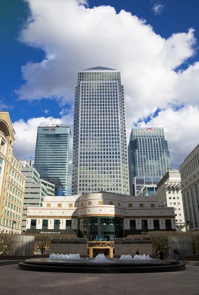 LONDRES, Reino Unido - CANARY WHARF, 22 DE MARZO DE 2014 Carbot Square, el distrito de negocios más grande de Londres, View on Canada tower —  Fotos de Stock