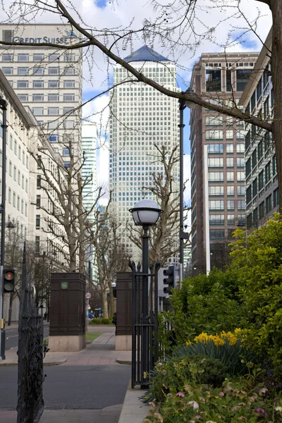LONDRES, Reino Unido - CANARY WHARF, 22 DE MARZO DE 2014 Carbot Square, el distrito de negocios más grande de Londres, View on Canada tower — Foto de Stock