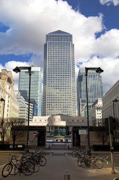 ЛОНДОН, Великобритания - CANARY WHARF, 22 марта 2014 г. Площадь Карбот, крупнейший деловой район Лондона, Вид на Канадскую башню — стоковое фото