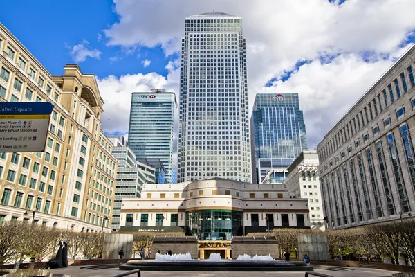 LONDON, UK - CANARY WHARF, MARCH 22, 2014  Carbot square, West India avenue, biggest business district in London, View on Canada tower, City bank and HSBC bank — Stock Photo, Image