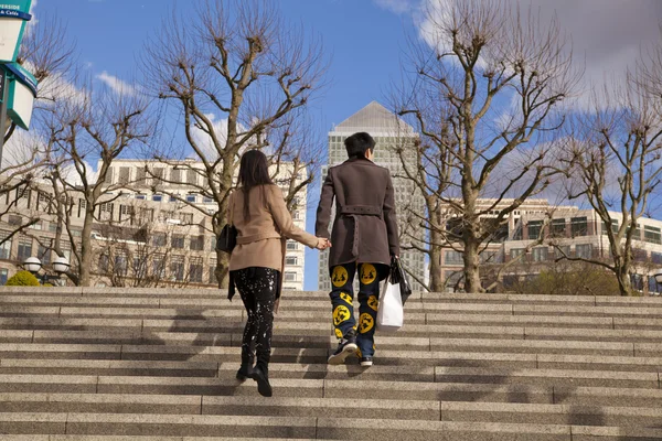 런던, 영국-카 나리 워프, 2014 년 3 월 22 일 서쪽 인도 길을 걷는 젊은 부부 — 스톡 사진