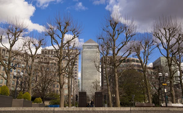 London, uk - canary wharf, 22. märz 2014 carbot square, west india avenue, größter geschäftsbezirk in london, blick auf canada tower, city bank und hsbc bank — Stockfoto