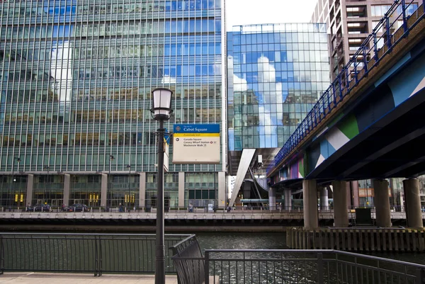 LONDON, UK - CANARY WHARF, MARCH 22, 2014  Modern glass buildings of the biggest business district in London — Stock Photo, Image