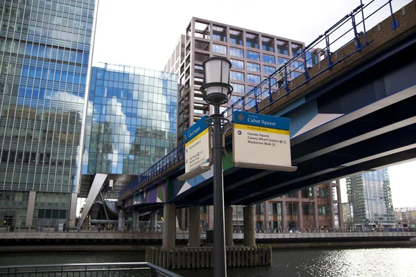 ONDON, CANARY WHARF UK - 13 AVRIL 2014 - Pont DLR avec train Architecture moderne en verre de Canary Wharf business aria, siège de banques, d'assurances, de médias et d'autres entreprises de renommée mondiale — Photo