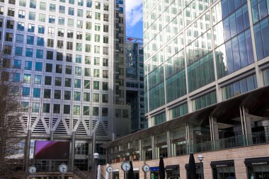 London, İngiltere - canary wharf, Londra'nın en büyük ticaret bölgesinin 22 Mart 2014 modern Cam binalar
