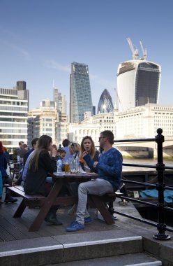 London, İngiltere - 29 Mart 2014 Güney yürüyüş river thames gençlerin Café banka