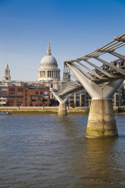 London, İngiltere - 29 Mart 2014 Güney river Thames st paul's Katedrali manzaralı yürüyüş banka