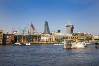 London, İngiltere - 29 Mart 2014 Güney köprüleri ve modern mimarinin river thames görünümünün bir yürüyüş banka