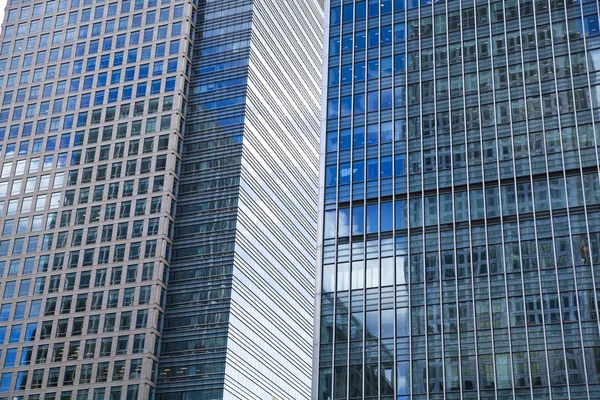 LONDON, UK - CANARY WHARF, MARCH 22, 2014  Modern glass buildings of the biggest business district in London — Stock Photo, Image