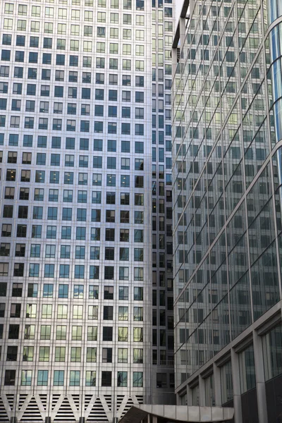 LONDRES, Reino Unido - CANARY WHARF, 22 DE MARÇO DE 2014 Edifícios modernos de vidro do maior distrito empresarial de Londres — Fotografia de Stock