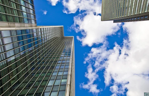 LONDON, UK - CANARY WHARF, MARCH 22, 2014  Modern glass buildings of the biggest business district in London — Stock Photo, Image