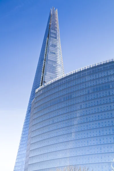 LONDON, UK - MARCH 29, 2014 Shard of glass, opened to the public on February 2013 309 m, the tallest building in Europe South bank walk of the river Thames — Stock Photo, Image