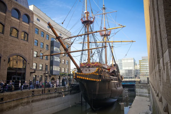 LONDRES, Reino Unido - Março 29, 2014 Navio Francis Drake 's Golden Hind — Fotografia de Stock