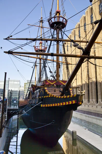 LONDRES, Reino Unido - 29 DE MARZO DE 2014 Barco Golden Hind de Francis Drake — Foto de Stock