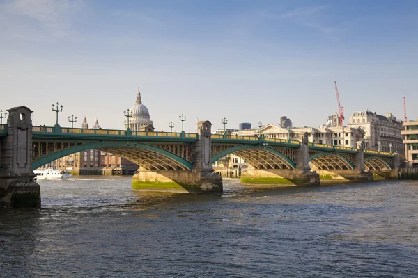 LONDRA, UK - 29 MARZO 2014 South bank walk of the river Thames Vista sui ponti e sull'architettura moderna — Foto Stock