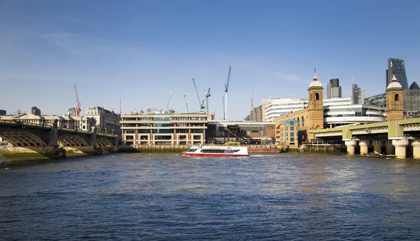 LONDRES, Reino Unido - MARÇO 29, 2014 Marcha sul do rio Tamisa Vista sobre pontes e arquitetura moderna — Fotografia de Stock