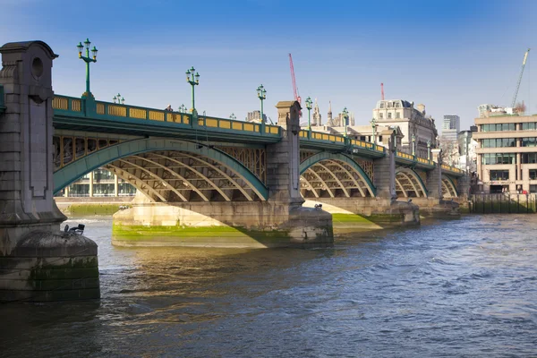 London, İngiltere - 29 Mart 2014 Güney köprüleri ve modern mimarinin river thames görünümünün bir yürüyüş banka — Stok fotoğraf