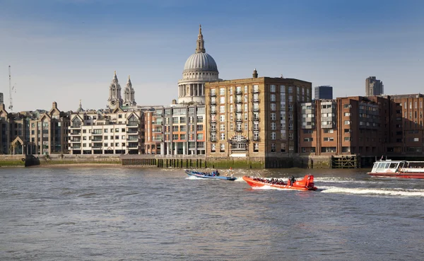 LONDON, UK - MARCH 29, 2014  South bank walk of the river Thames with St Paul's cathedral view — Stock Photo, Image