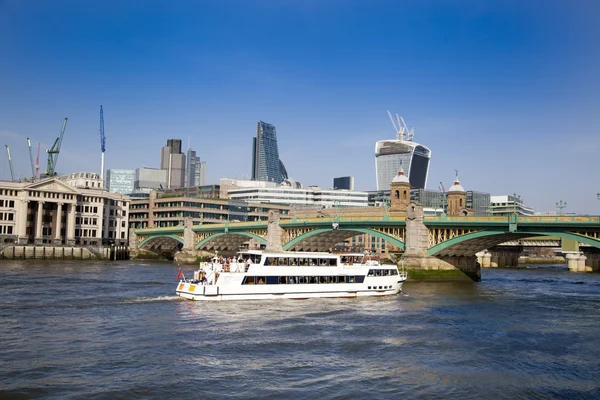 London, Wielka Brytania - 29 marca 2014 południe banku spacerem od rzeki Tamizy widok na mosty i nowoczesna architektura — Zdjęcie stockowe