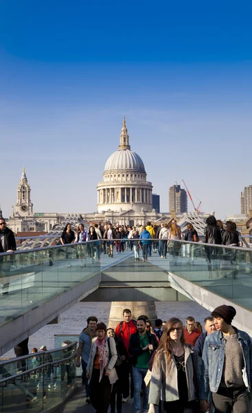 LONDRES, Reino Unido - 29 DE MARZO DE 2014 Caminata por la orilla sur del río Támesis con vista a la catedral de San Pablo — Foto de Stock