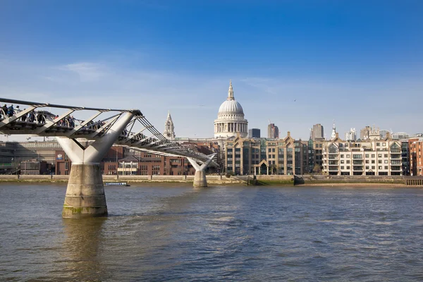 London, UK - 29. März 2014 Spaziergang am Südufer der Themse mit Blick auf die Kathedrale von St. Paul — Stockfoto