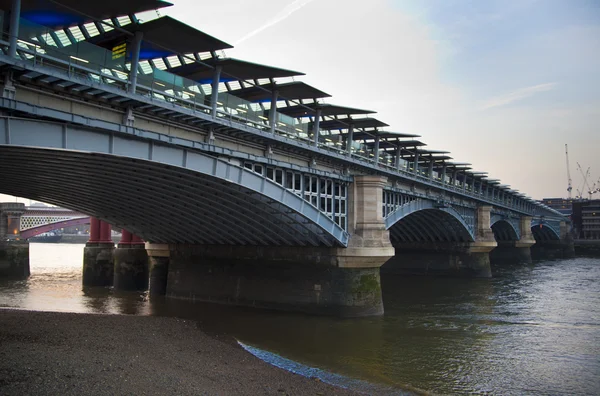 London, Wielka Brytania - 29 marca 2014 południe banku spacerem od rzeki Tamizy widok na mosty i nowoczesna architektura — Zdjęcie stockowe