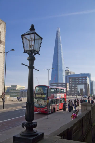 LONDRES, Reino Unido - MARÇO 29, 2014 Fragmento de vidro, aberto ao público em fevereiro de 2013 309 m, o edifício mais alto da Europa Margem sul caminhada do rio Tâmisa — Fotografia de Stock