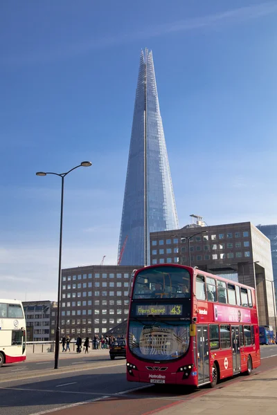 LONDRES, Reino Unido - MARÇO 29, 2014 Fragmento de vidro, aberto ao público em fevereiro de 2013 309 m, o edifício mais alto da Europa Margem sul caminhada do rio Tâmisa — Fotografia de Stock