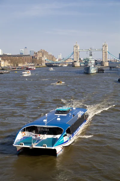 London, Wielka Brytania - 29 marca 2014 południe banku spacerem od rzeki Tamizy widok na wieży most i Londyn s clipper, transport rzeczny — Zdjęcie stockowe