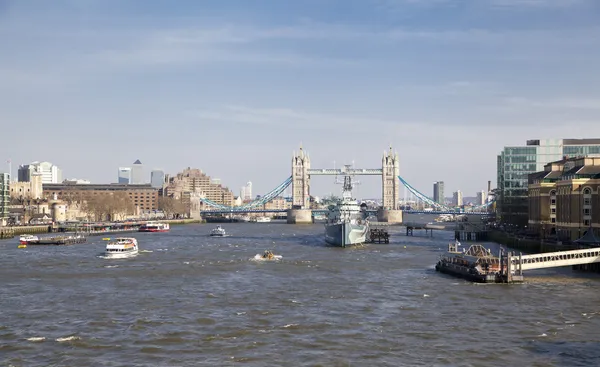 London, Wielka Brytania - 29 marca 2014 południe banku spacerem od rzeki Tamizy widok na wieży most i Londyn s clipper, transport rzeczny — Zdjęcie stockowe